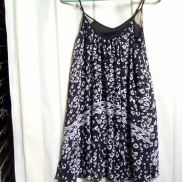 Express Black & White Abstract Print Flowy Trapeze Dress - Picture 2 of 4